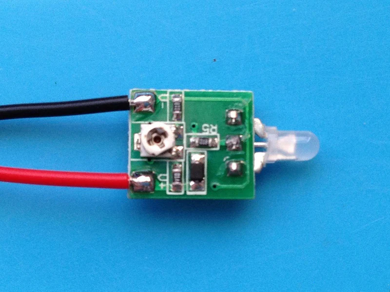 Low-voltage battery indicator lights indicate the charge transfer voltage detecting light board