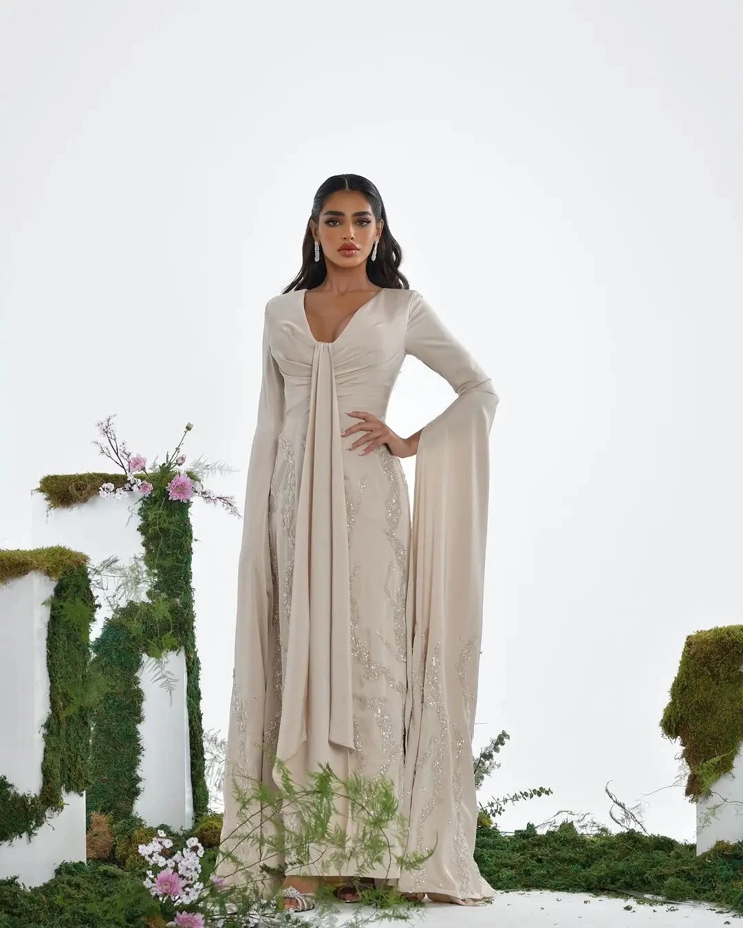 Flora Kleid beige Meerjungfrau Abendkleider Pailletten lange Ärmel V-Ausschnitt Ballkleider formelle Gelegenheit Kleider Party فساتين الس카رة