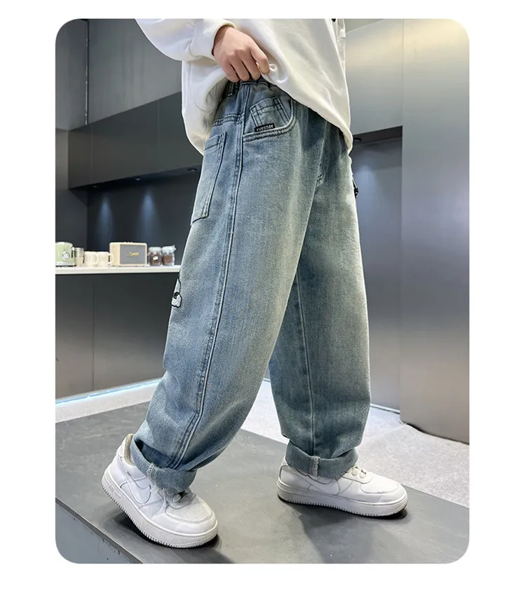Neues Design: Baggy-Jeans für Teenager-Jungen, lässiger, lockerer Stil, Cartoon-Denim-Hosen, elegante, gerade geschnittene Jeanshosen für Kinder. – Detail 7
