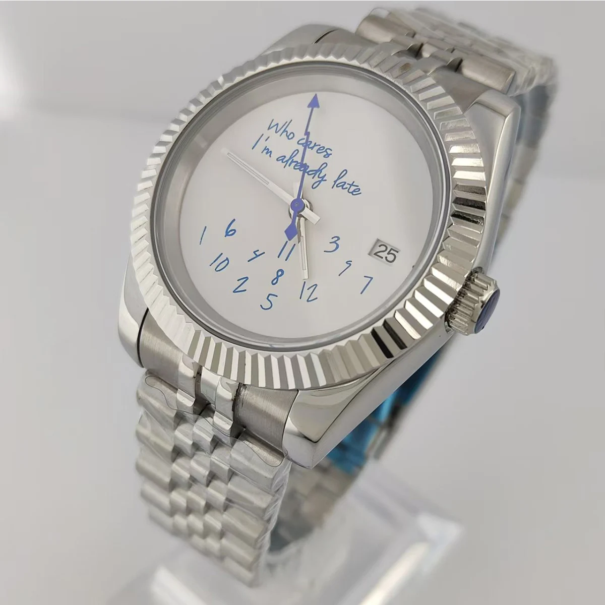 Cassa dell'orologio NH35 da 39 mm Chi importa sono già tardi Orologio con testo blu Quadrante in vetro zaffiro Orologio da uomo di lusso