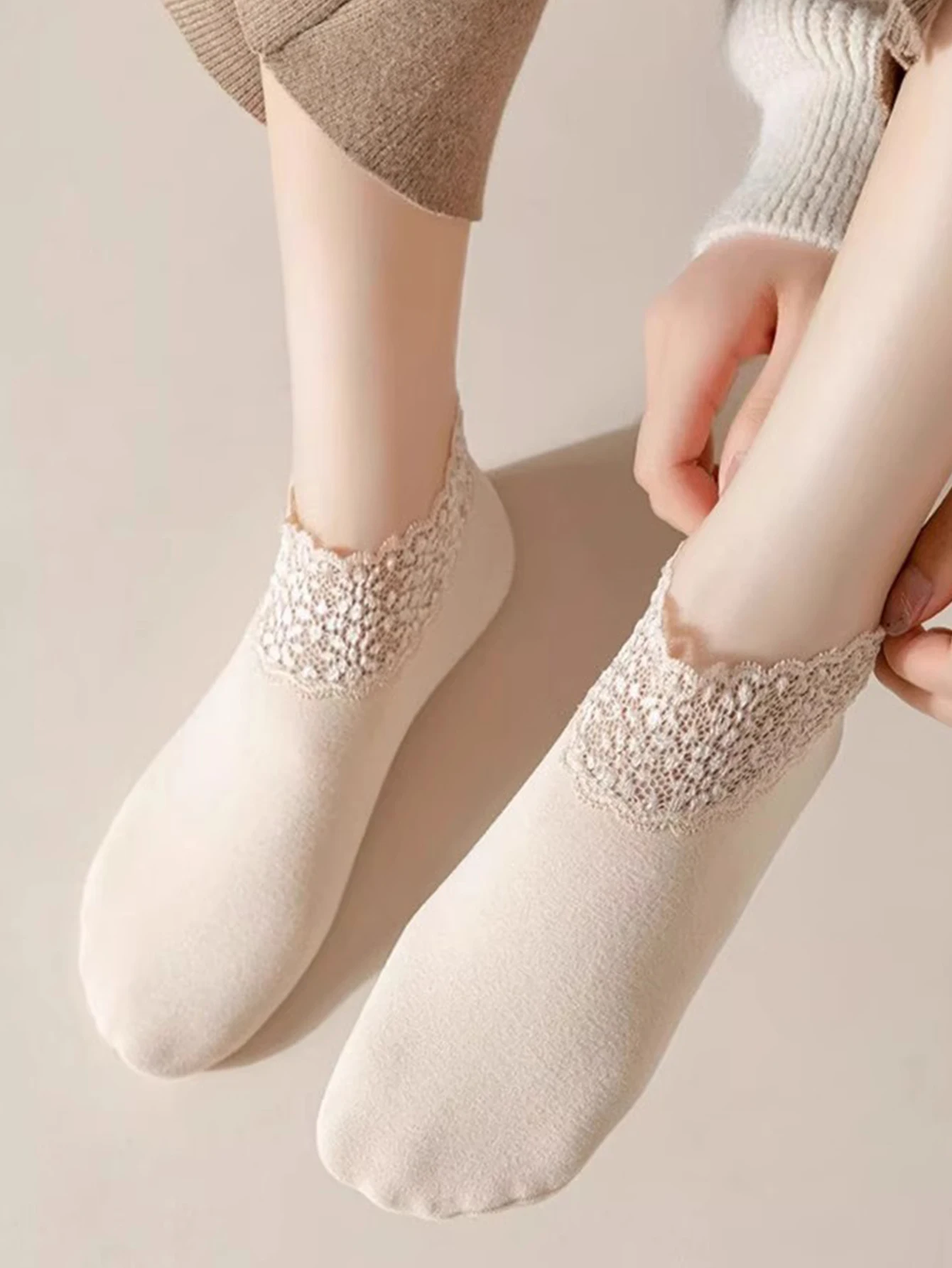 Calzini termici da donna a tubo basso in pizzo Calzini da pavimento per la casa caldi e spessi vintage carini e spessi Calzini antiscivolo per l'autunno inverno