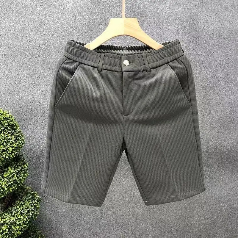 

Новые модные мужские летние шорты-костюмки 2026 года в корейском стиле: легкие, деловые, повседневные, белые, укороченные (до колена), зауженные