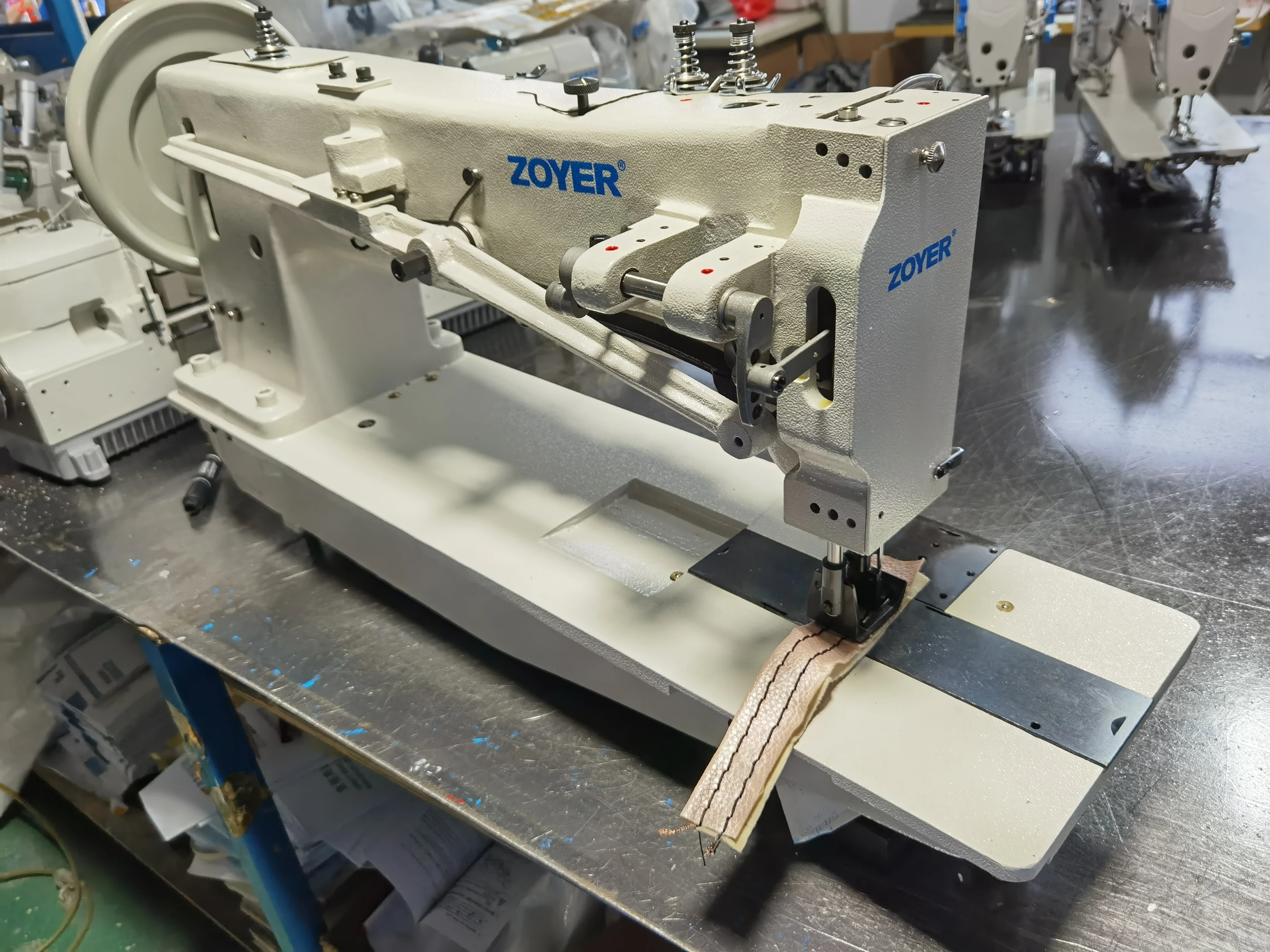 ZY-SF228-L15 Zoyer Long Arm Sewing Machine Single/double Needle Compound Feed Sewing Machine For Leather Sofa