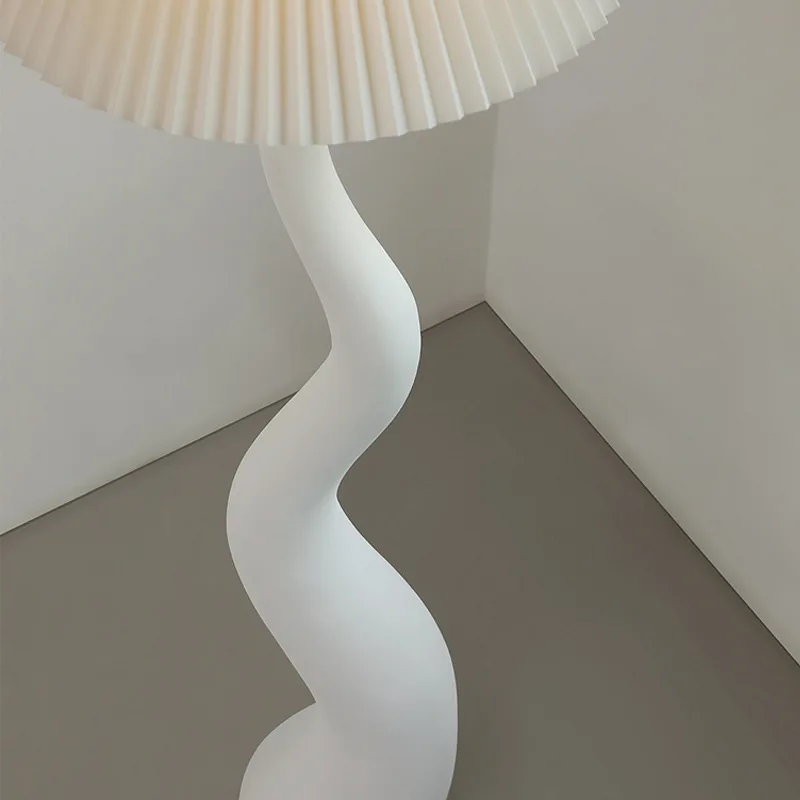 Semplice lampada da terra da soggiorno in stile crema plissettata, lampada da terra decorativa creativa con ombrello accanto al divano