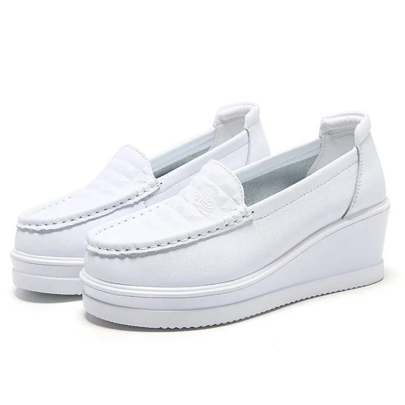 Nuove scarpe da donna Sneakers Slip on Platform zeppe rialzate in pelle bovina mocassini da donna bianchi appartamenti Casual comode scarpe da infermiera