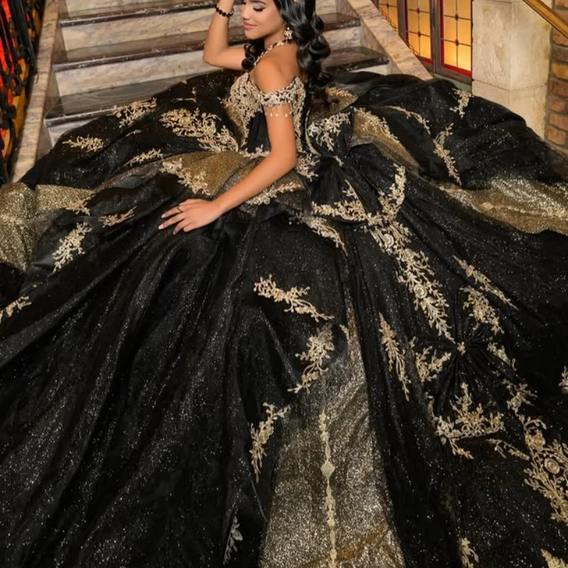 

Черное золото Платья Quinceanera с открытыми плечами 3D Цветок Кристалл Наклейка Кружева Многослойный Длинный хвост Бант Vestido De 15 Quinceaneras