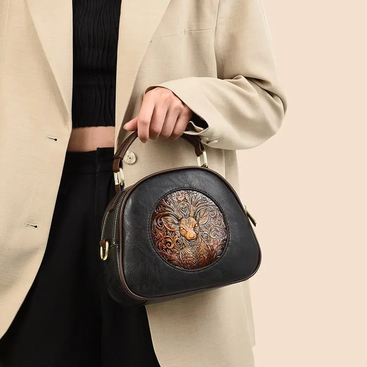 

Urban Chain Shoulder Bag, Structured Square Design, Detachable Strap for Crossbody, Polished Hardware, New 2026