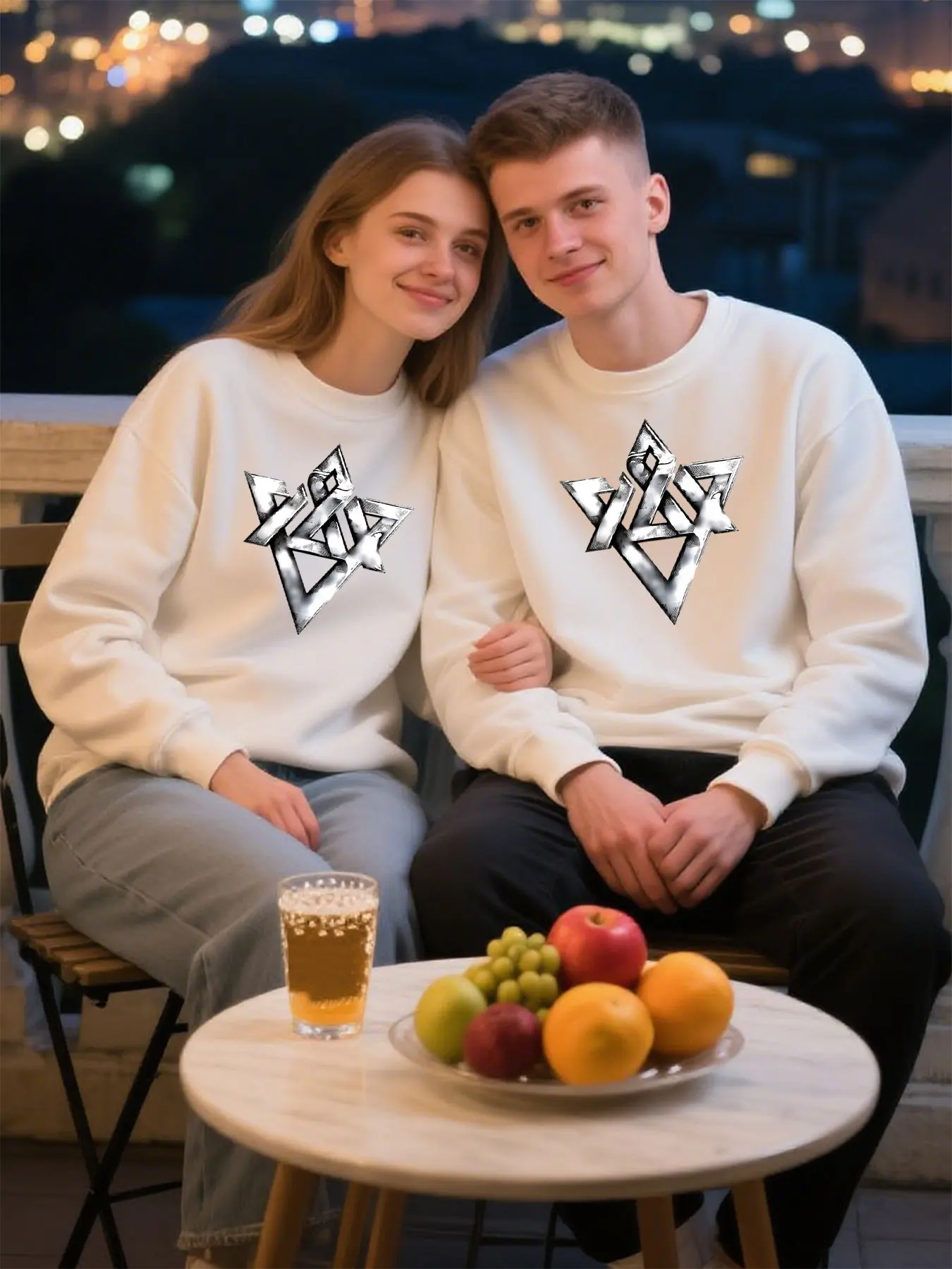 Zacht katoenen damessweatshirt met ronde hals en levendige geometrische metallic embleemprint, perfect voor kerstcadeau en casual buiten