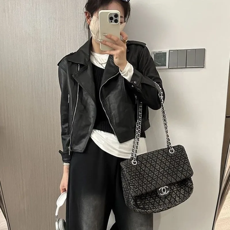 سترة نسائية للربيع والخريف مصنوعة من الجلد قصيرة بلون سادة وسحاب فضفاض بتصميم مميز وترفيهي وبسيط وعلامة تجارية ناعمة