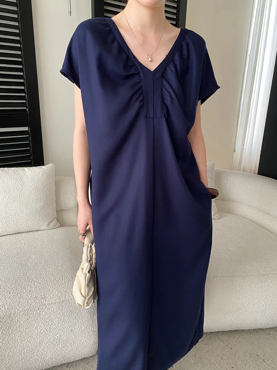 Sommerliches Damenkleid in unifarbenem Design mit V-Ausschnitt und Schnürung an der Taille für eine schlanke Silhouette. – Detail 14