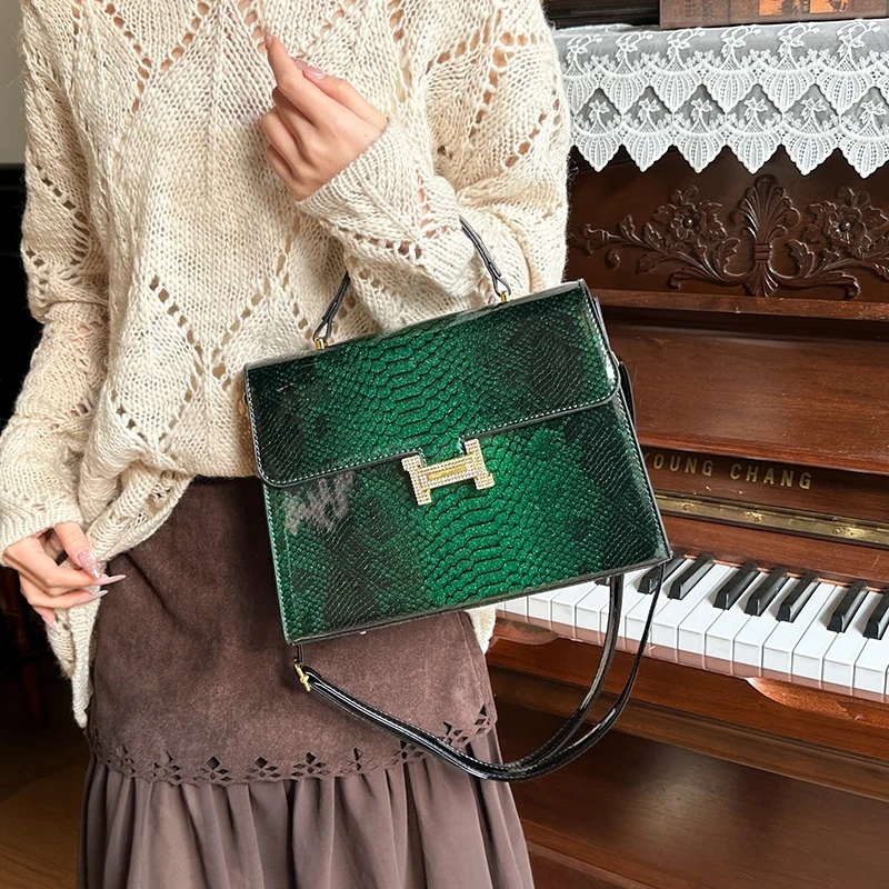 

Classic Women Crossbody Bag Faux Leather Bag Small Size Handbag for Daily Use