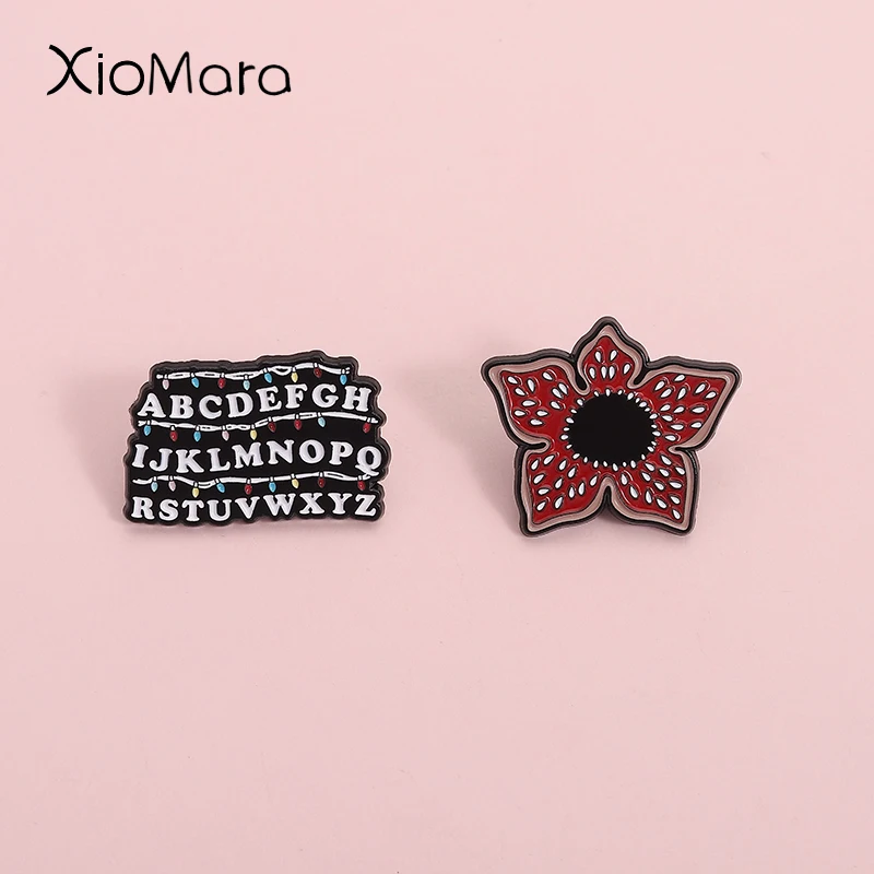 Geheimnisvolles Alphabet Emaille Pins Schreckliche rote große Mund Blume Broschen Kleidung Revers Rucksack Abzeichen Schmuck Geschenk für Freunde