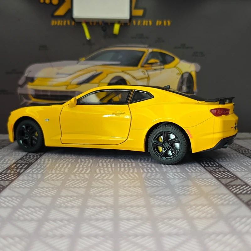 

1:24 simulation Chevrolet Camaro 2023 alloy car model ornament, doors and engine hood,trunk can be opened has sound and lighting