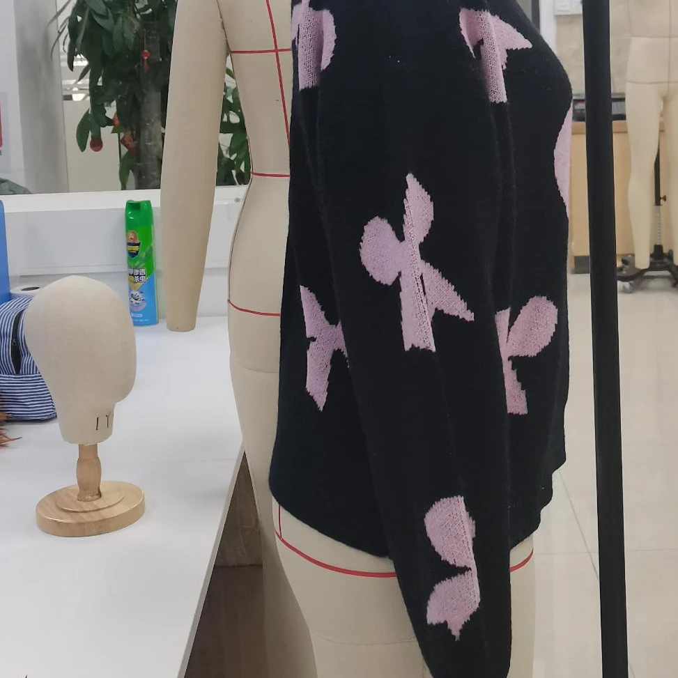 

Женский вязаный свитер высшего качества на День святого Валентина с длинным рукавом и воротником-стойкой с бантом в форме сердца, жаккардовый трикотаж