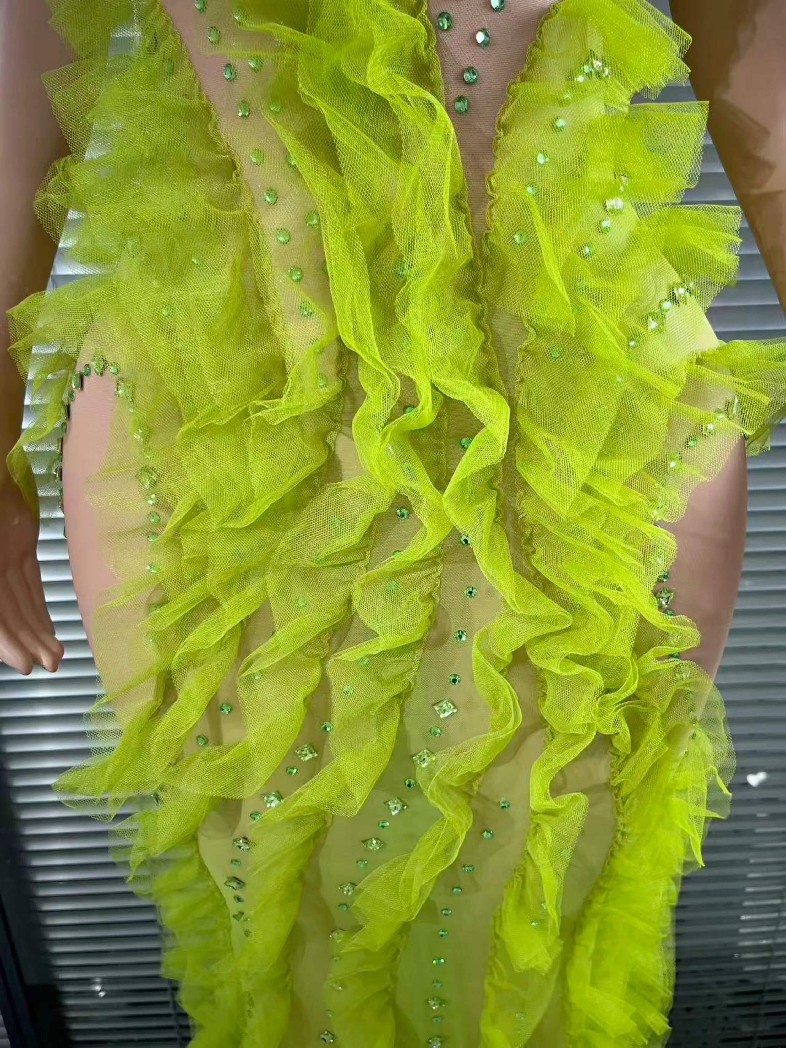 ชุดราตรีงานพรอมสีเขียวลายดอกไม้สุดหรู ดีไซน์ไฮโลว์ แต่งระบายดอกไม้ สำหรับงานพิธีการ งานเลี้ยงน้ำชายามบ่าย และงานกาล่า