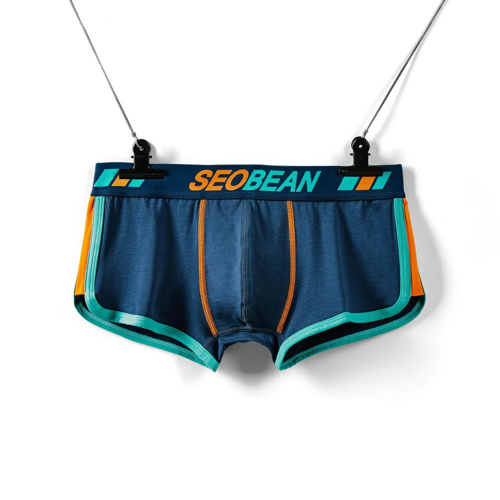 Herren-Jugendunterwäsche mit flachem Bund, mittelhoher Taille, einfarbige Slim-Fit-Version mit bequemen und atmungsaktiven Seitenschlitzen.