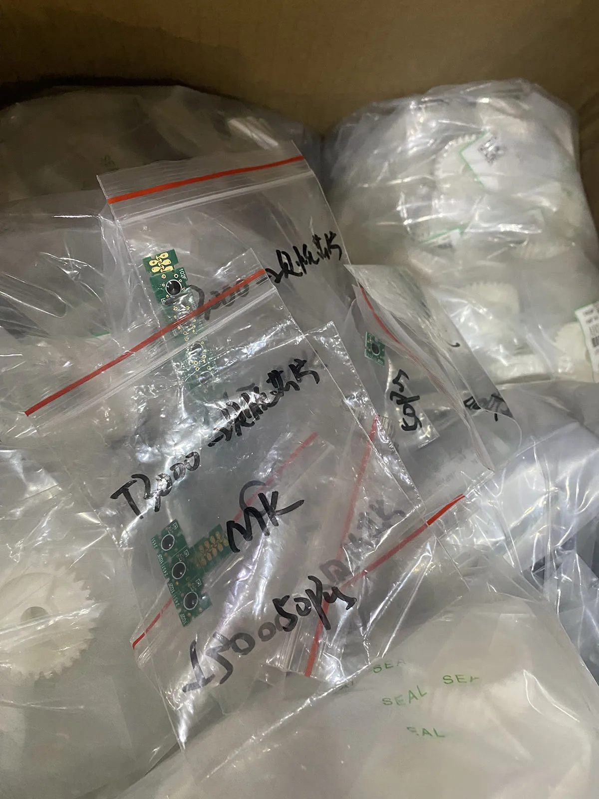 

T6941-T6945 Cartridge Chip For Epson SureColor T3000 T5000 T7000 T3070 T5070 T7070 T3200 T5200 T7200 T3270 T5270 T7270 Printer