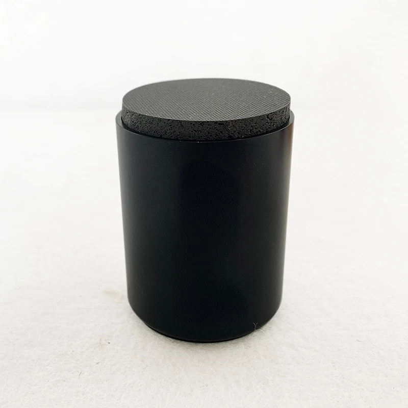 يمكن تركيب وسادة مضرب الطبل البكم الصغيرة لمحاكاة الطبل البكم مباشرة على رف مجموعة الطبول