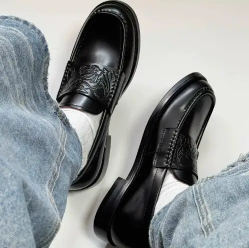 

Мужские модные черные туфли из натуральной кожи в британском стиле с круглым носком и цветочным принтом, низкие лоферы без шнуровки, мужские деловые туфли на плоской подошве, размер 45