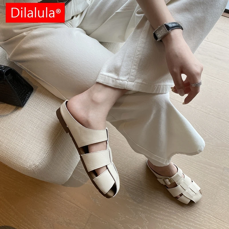 

Dilalula 2025 г., тапочки-гладиаторы из натуральной кожи, студенческие прогулочные тапочки на низком каблуке с закрытым носком и толстым ремешком, женские летние каникулы
