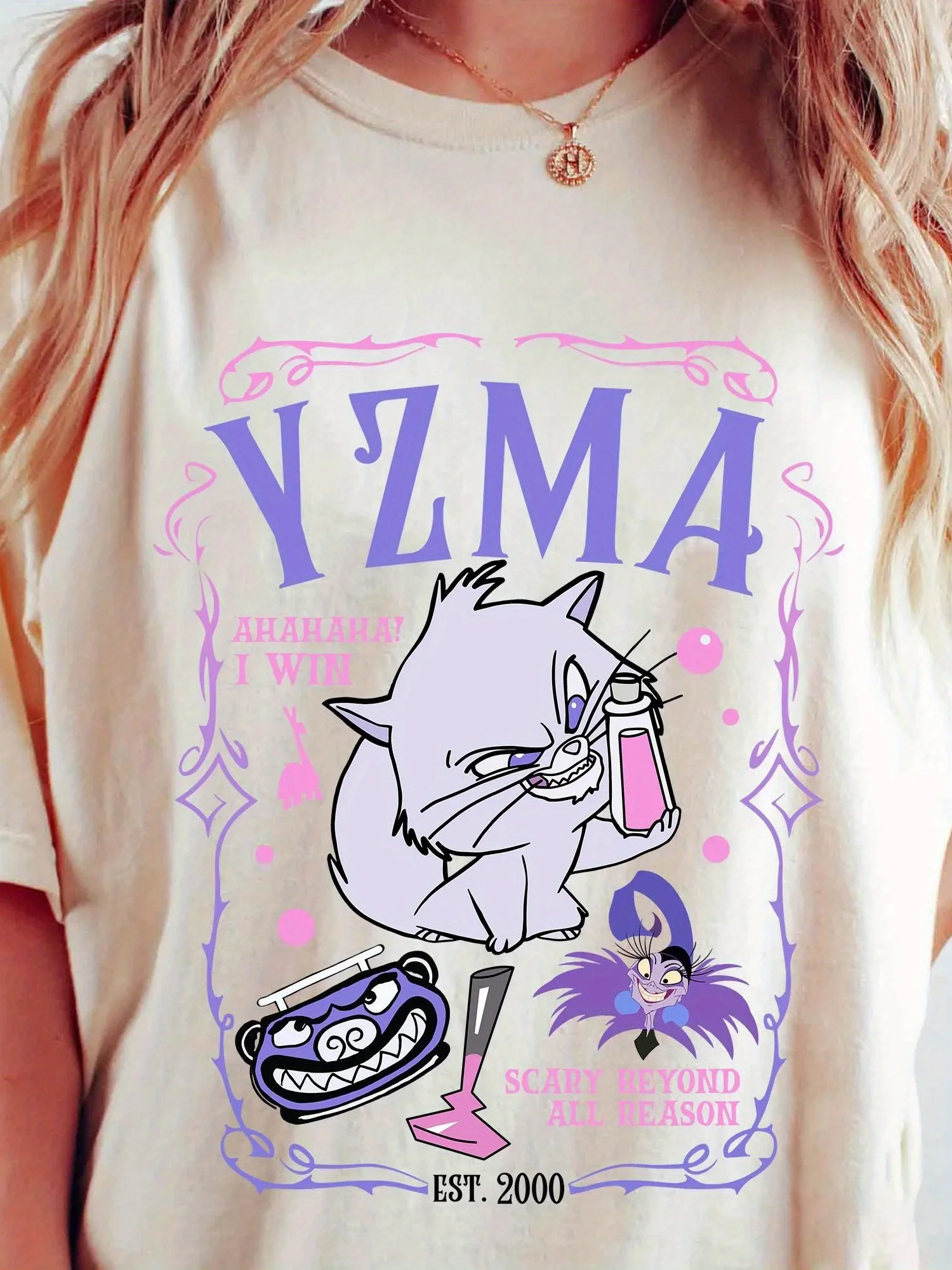 

Новая женская футболка Disney Emperor's Yzma Cat Villain — фиолетовый и бежевый узор с коротким рукавом,