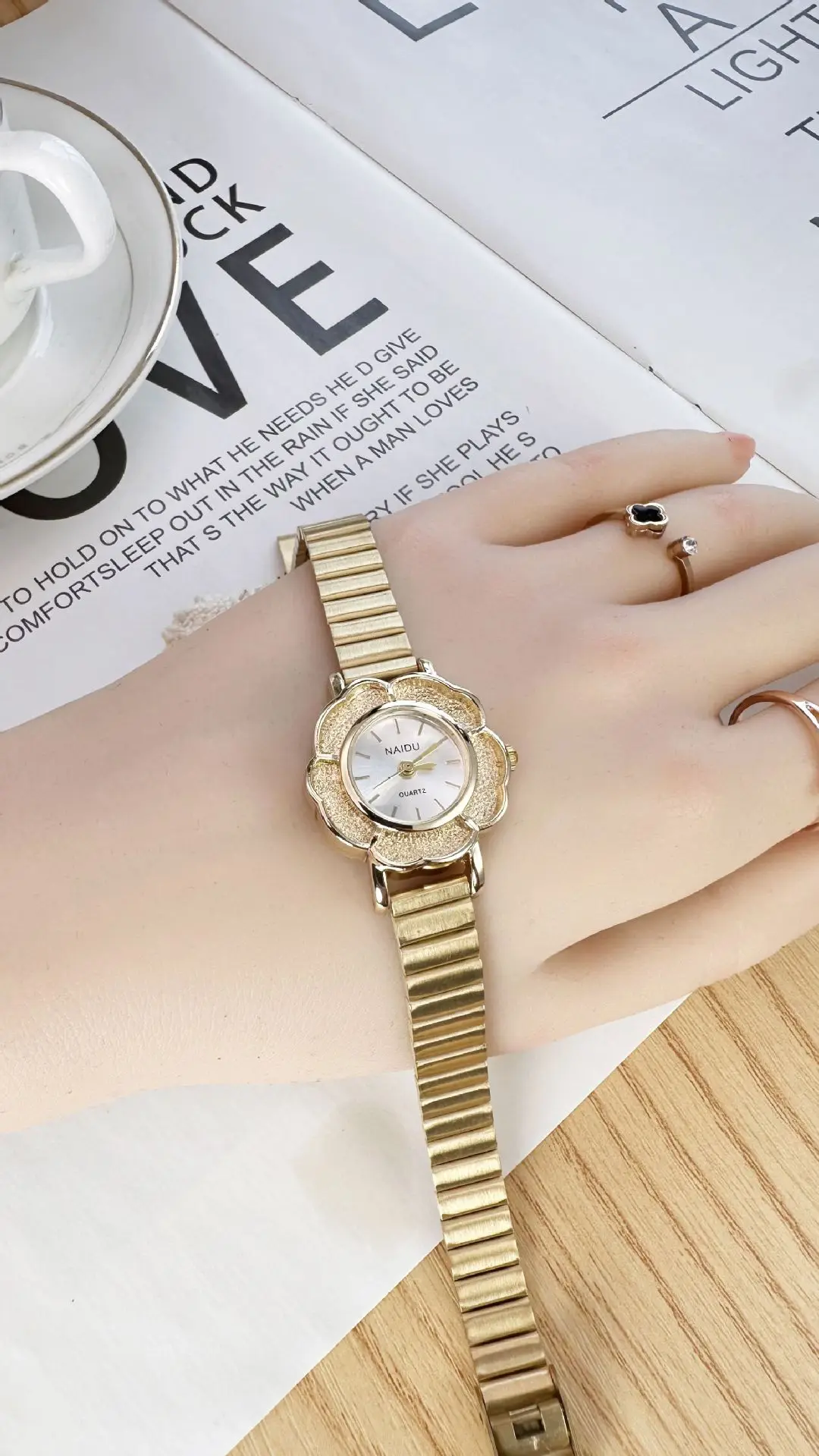 Новые ретро женские золотые часы для пожилых людей с инкрустацией бриллиантами, винтажные темпераментные часы с циферблатом камелии, нишевые женские модные кварцевые наручные часы