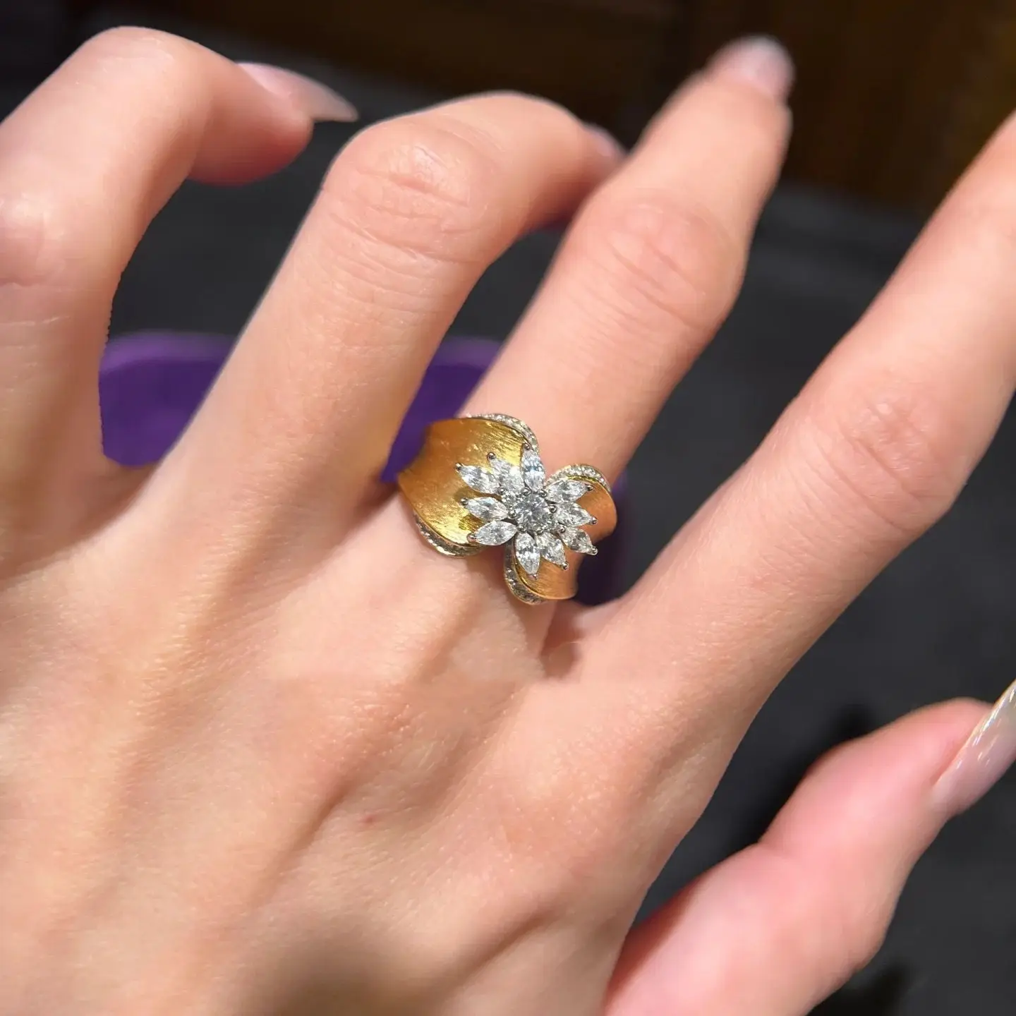 Foydjew French Style Retro Wire Craft Jewelry Gold Color Rings Inlaid White Zircon Ring Party Banquet Accessories For Women