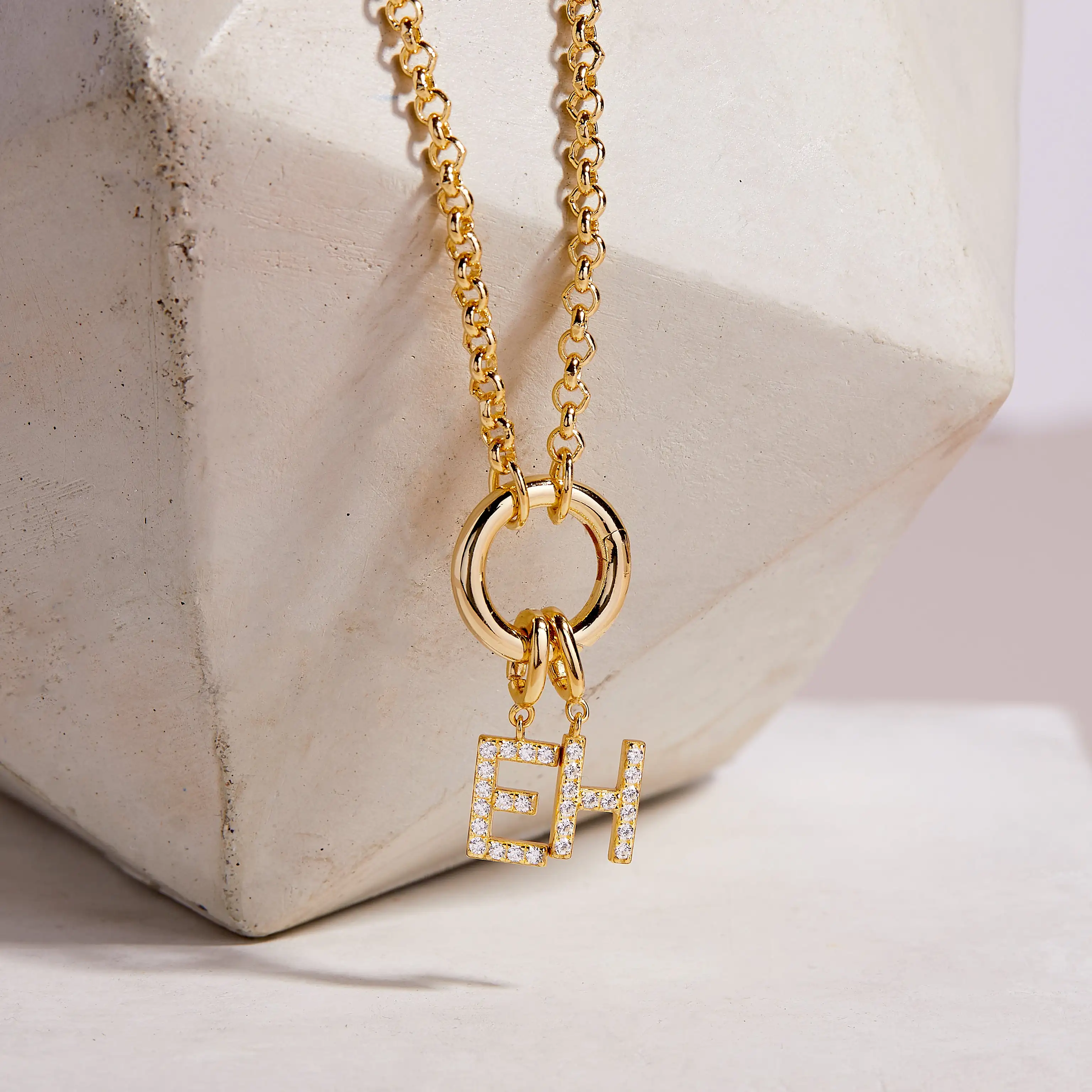 colar-personalizado-com-pingente-de-letra-em-zirconia-banhado-a-ouro-18k-joia-delicada-com-inicial-personalizada-presente-para-ela-mae-dia-das-maes