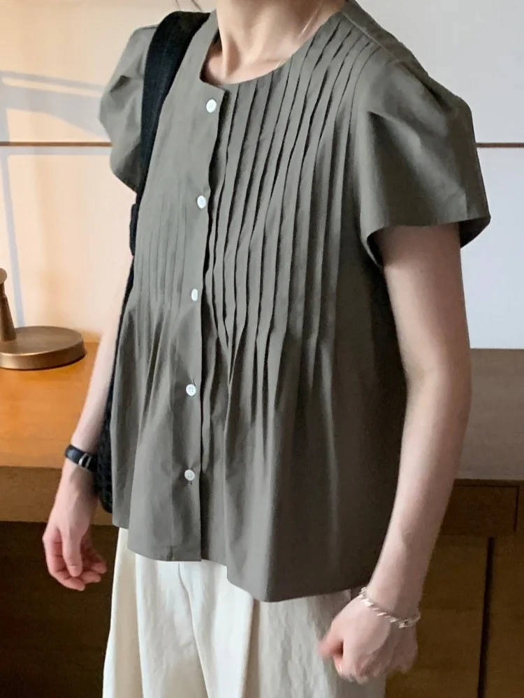 قميص نسائي أنيق وعصري بأكمام قصيرة، تصميم صيفي جديد بزر واحد، حواف مطوية أنيقة، مريح للبشرة وقابل للتنفس