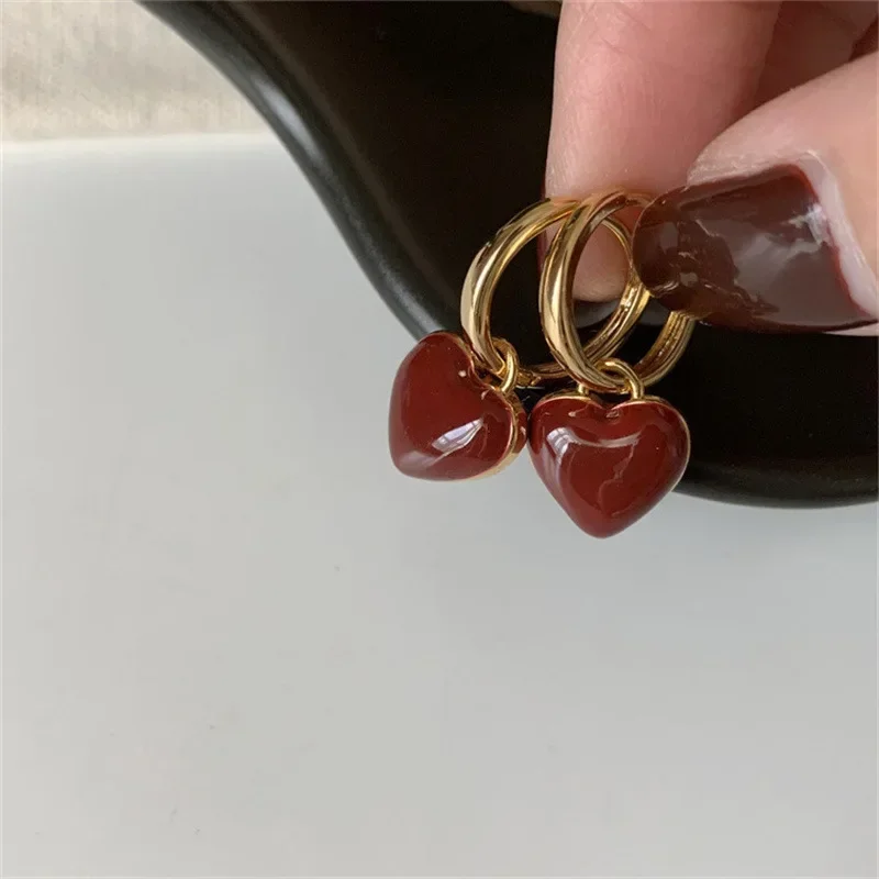 Boucles d'oreilles pendentif coeur rouge vintage pour femmes, boucles d'oreilles créoles d'amour, bijoux d'oreille de fête, simple, lisse, mignon, géométrique, mode