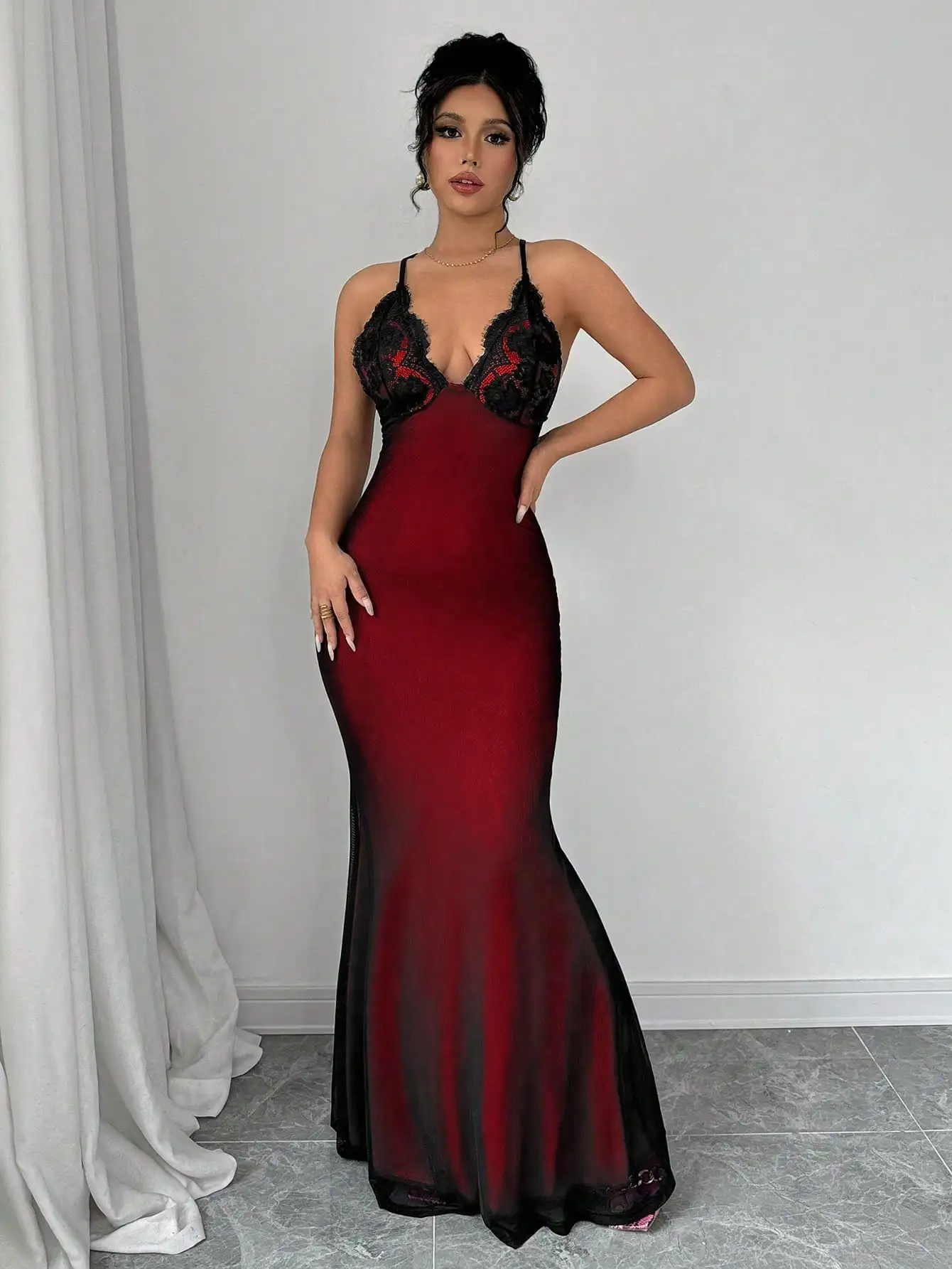 Vestido Sereia com Decote em V e Renda, Ombre Vermelho a Preto