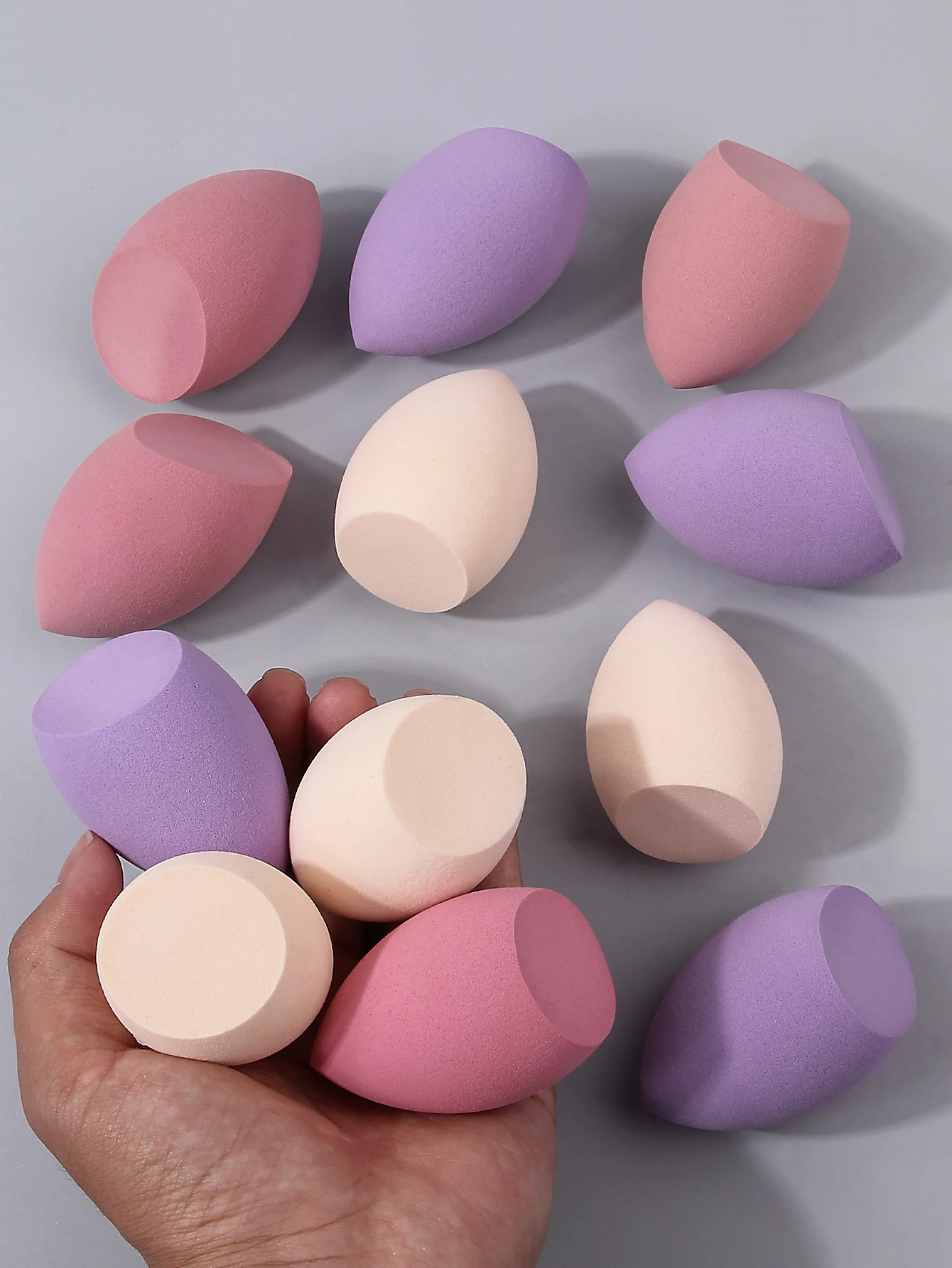 12개의 습식 및 건식 메이크업 스펀지는 부드럽고 가볍고 손에 쥐기 쉽습니다. 젖으면 크고 휴대성이 좋습니다.