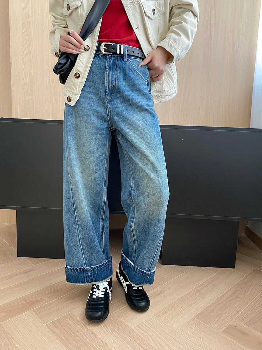 Design alla moda con bordo arrotolato, jeans dimagranti a vita alta, larghi a gamba dritta