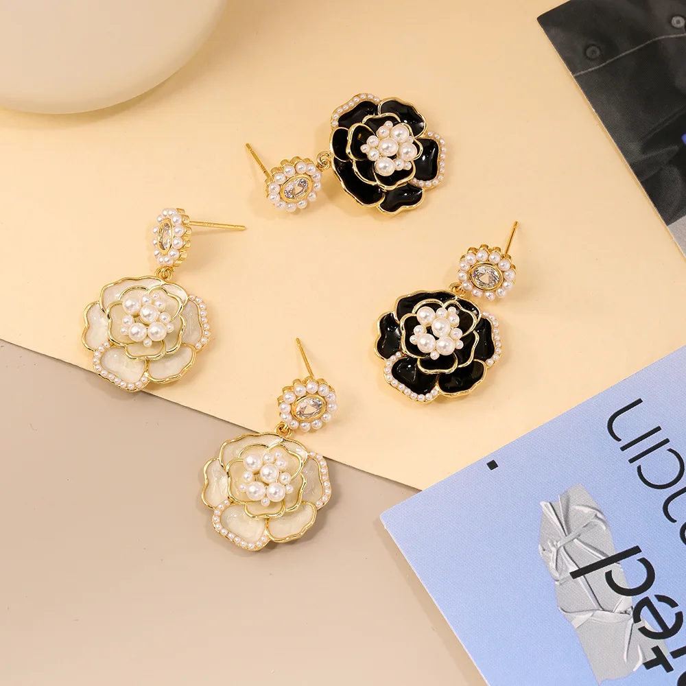 

Fashionable and exquisite camellia pearl earrings, high-end diamond earrings, retro style flower silver needle earrings