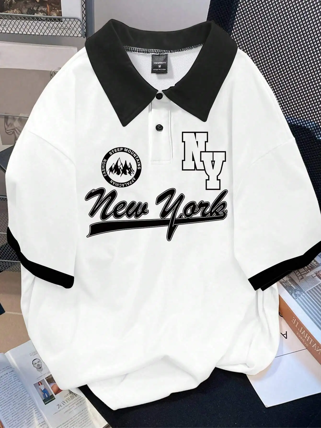 

Мужская белая рубашка-поло оверсайз с черным воротником и графическим принтом