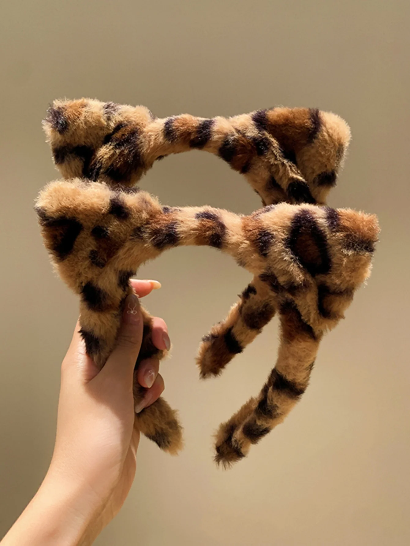 Cute leopard-print cat ear plush headband for women\'s face  in winter special facial mask hair pressing hair hair accessories