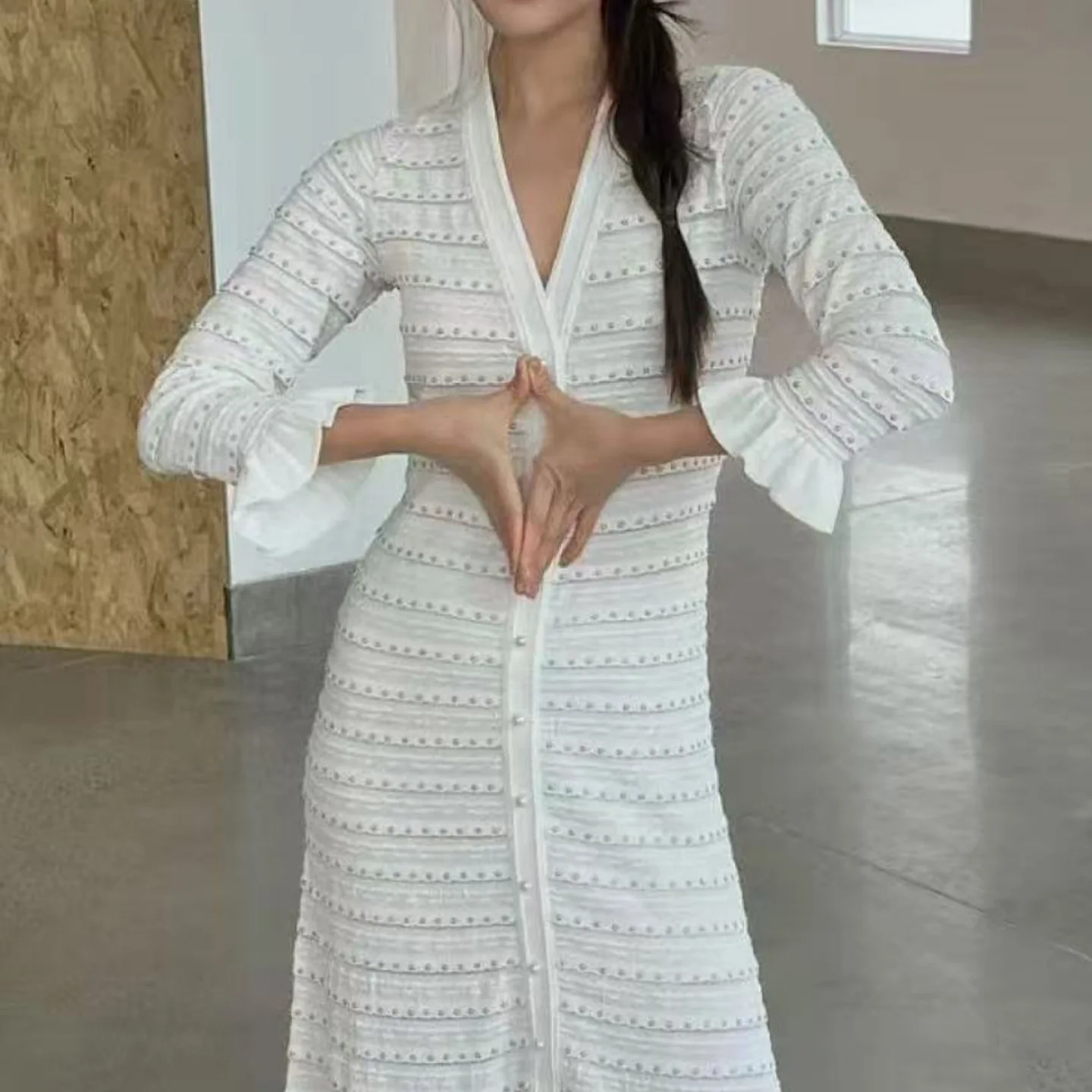 เสื้อถักทรงเอไลน์สำหรับผู้หญิง คอลเลคชั่นฤดูใบไม้ผลิ/ฤดูร้อน  ตกแต่งด้วยลูกไม้ลายดอกไม้  ประดับด้วยลูกปัดสีขาว  ทรงเข้ารูป  เอวกลาง  ทำจากเส้นใยเจลาติน