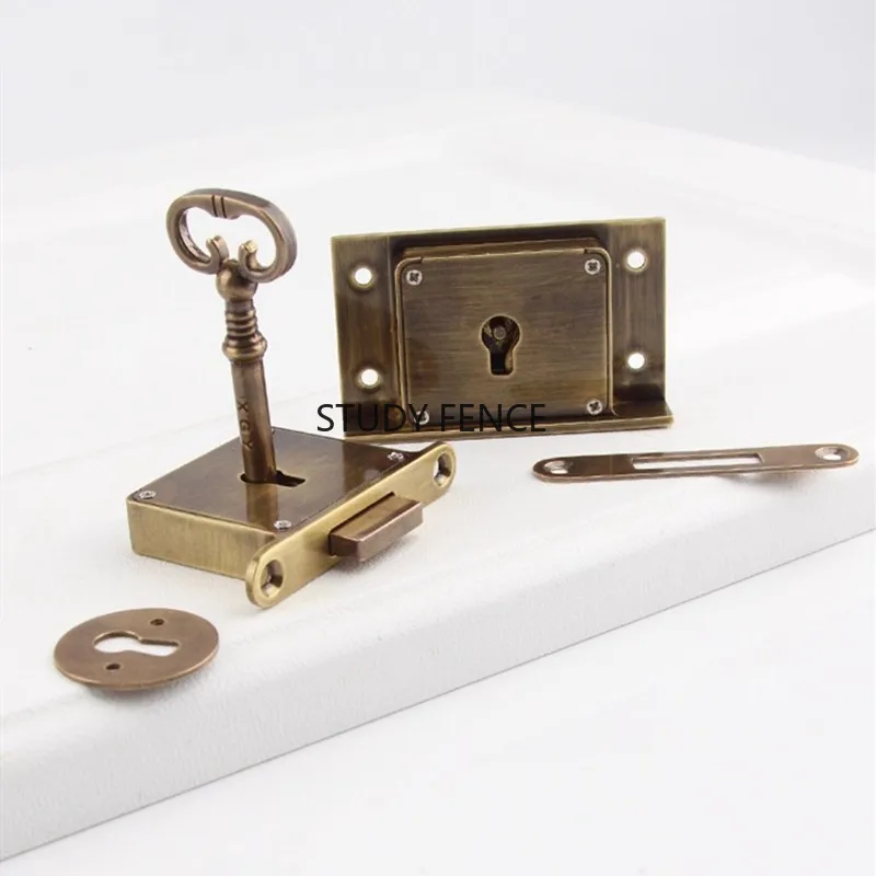 กุญแจล็อคตู้ลิ้นชักโลหะโบราณ 1 ชิ้น กุญแจล็อคตู้ไวน์ ล็อคโลหะทรงสี่เหลี่ยม อุปกรณ์ฮาร์ดแวร์เฟอร์นิเจอร์ พร้อมกุญแจ สไตล์จีน