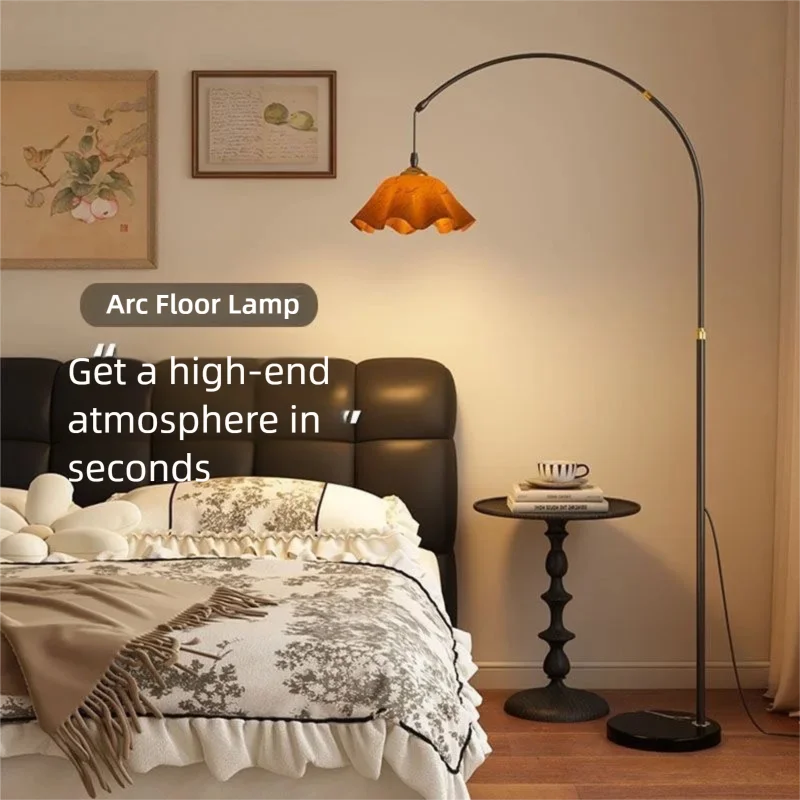 

Винтажный напольный светильник в стиле середины века с красным мраморным абажуром и полкой для хранения, для создания атмосферы в гостиной, у дивана и кровати