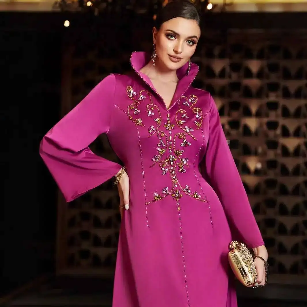 

Роскошное длинное платье 3060 цвета розовой розы с воротником-стойкой, расклешенными рукавами, вышивкой и стеклянными элементами, элегантное исламское платье