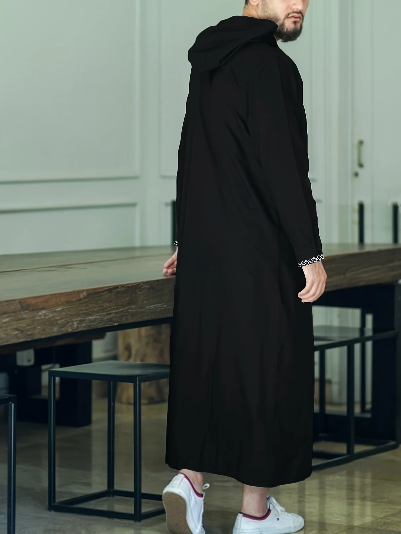 Noś kombinezon z okrągłym dekoltem z Bliskiego Wschodu i interpretuj historię mody tajemniczego Bliskiego Wschodu