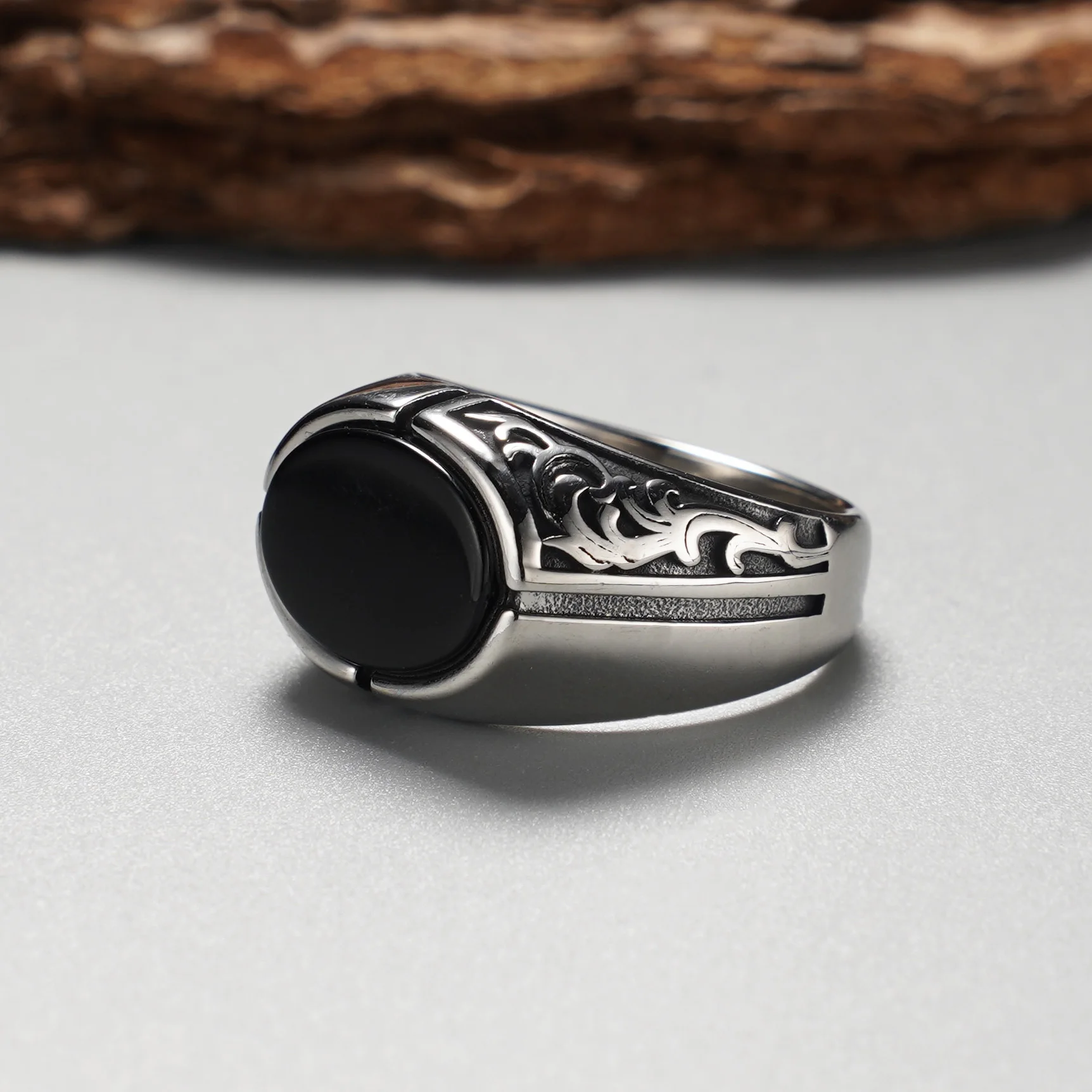 Herren-Siegelring im Vintage-Stil mit schwarzem Onyx, 316L Edelstahl, Retro-Schriftzug mit Blumenmuster, gotischer Biker-Statement-Schmuck – Detail 6