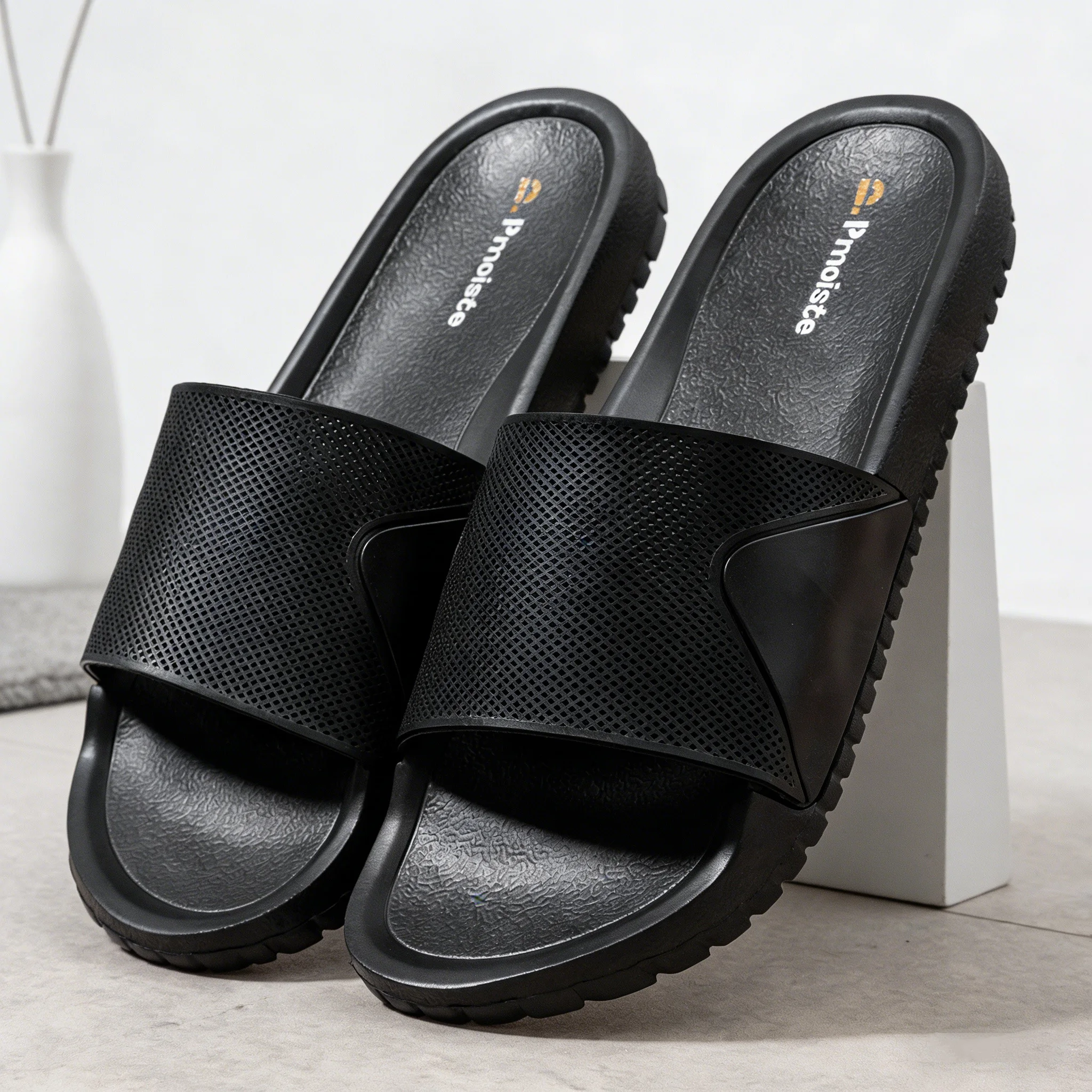 

Летние мужские тапочки из материала EVA, контрастного цвета, с дышащим перфорированным верхом, противоскользящие и мягкие.