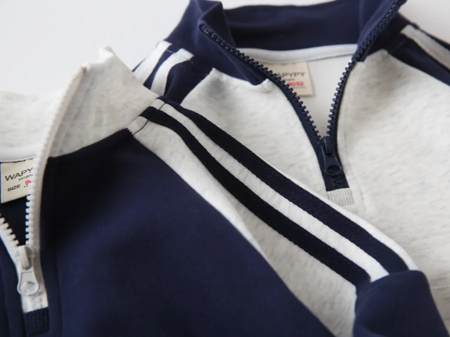 Sportlicher Kinder-Halbzip-Sweatshirt Herbst Farbblock Langarm-Pullover mit Flugzeug-Stickerei Lässige Jungen-Oberbekleidung – Detail 2