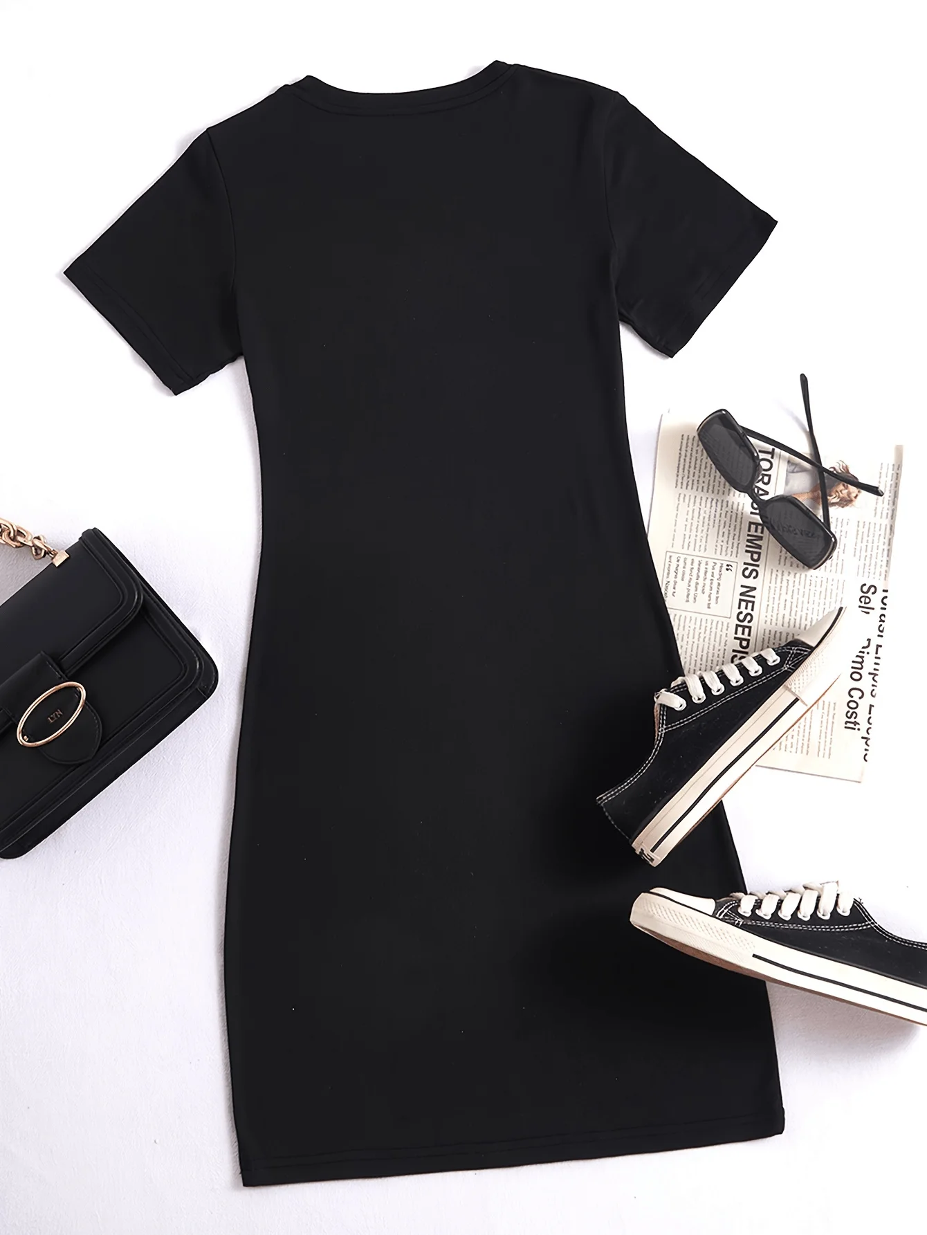 夏の女性のファッションカルビンレタープリントカジュアルセクシーなスリムフィットタイトフィット半袖ラウンドネック Tシャツミニスカート