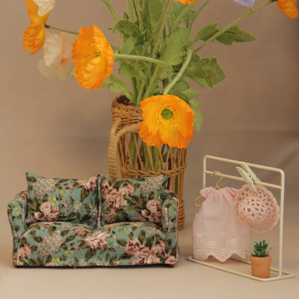 Muebles de casa de muñecas de simulación en miniatura, sofá doble de tela de madera 1:12 adecuado para muebles para el hogar de casa de muñecas