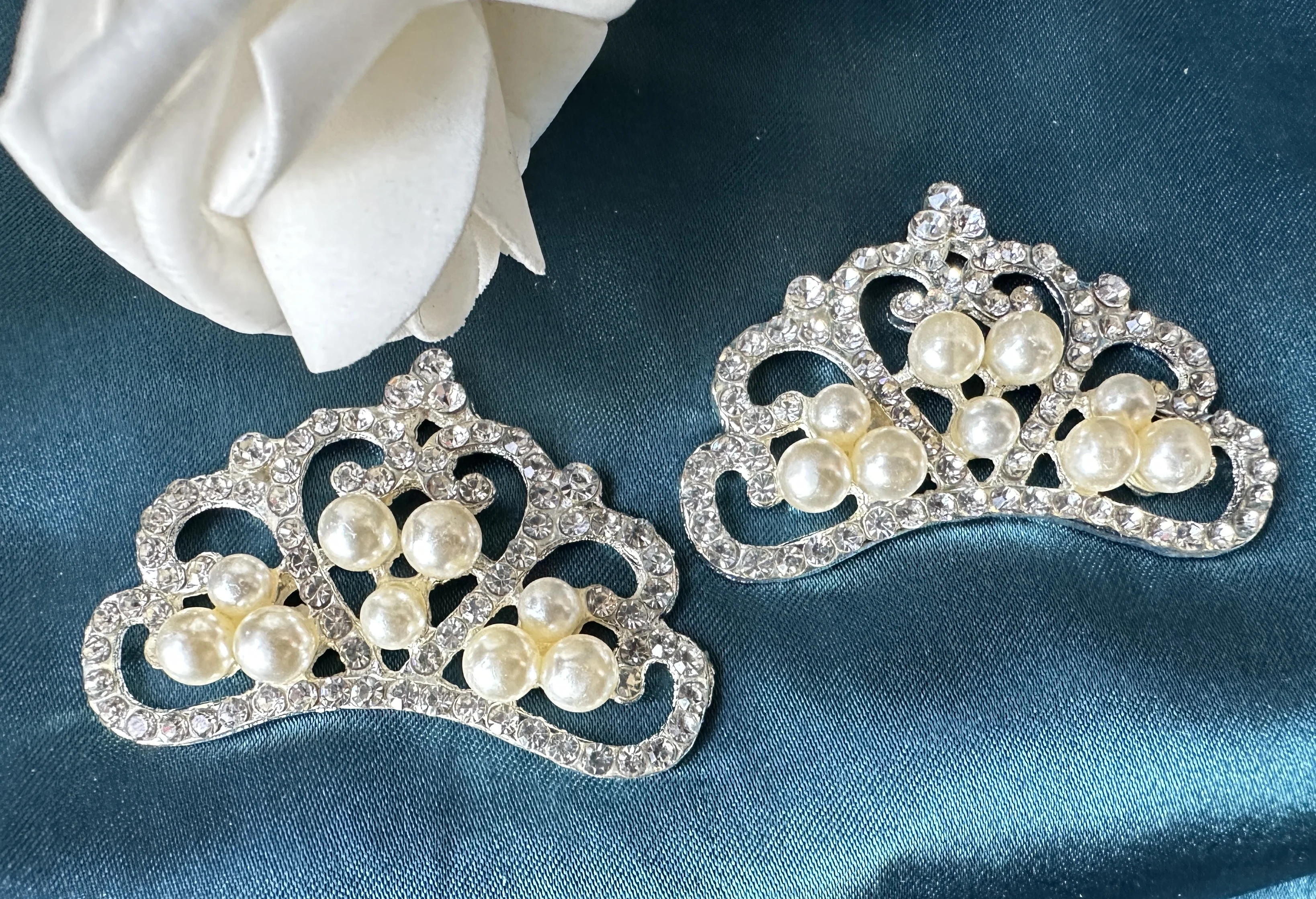 

4pcs Handmade Pearl Crown Decorative Buttons,Wedding Pary Favors DIY Handmade Decoration Buttons,Children's Hair Buttons