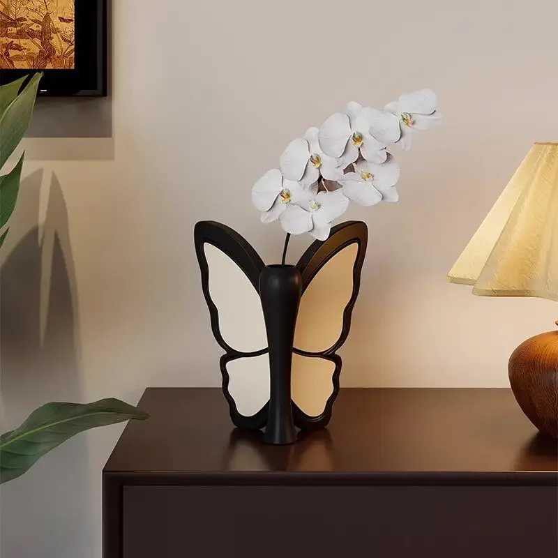 Medieval style ornament, butterfly vase, high-end sense, niche light luxury, secret cabinet, desktop decoration
