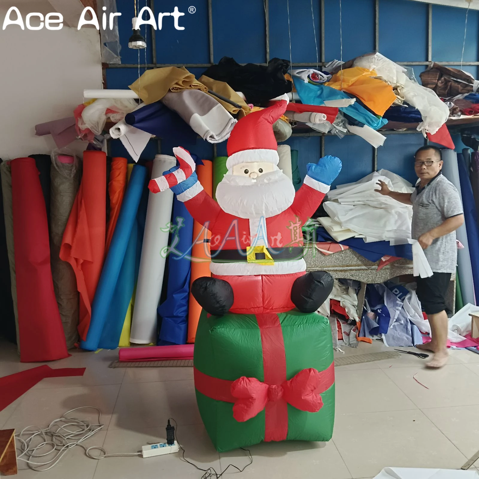 

Cute Festival Decoration Santa Claus with Gifts Inflatable Santa Claus Sitting on a Green Gift Box For Christmas decoration