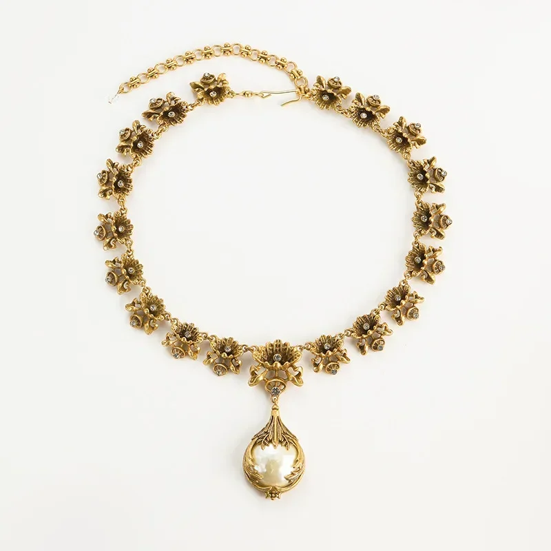 Elegant Baroque Pearl Necklace for Women Vintage Aesthetic Brass Flower Rhinestone Choker Luxury Antique Jewelry Wedding